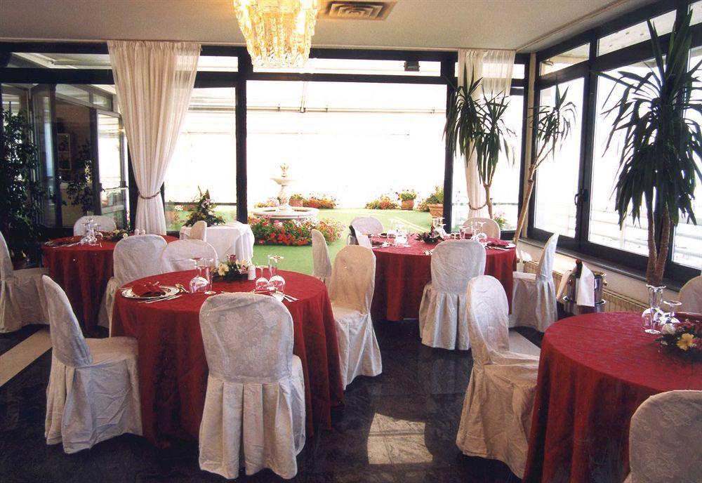 Hotel Esplanade Pescara Bagian luar foto