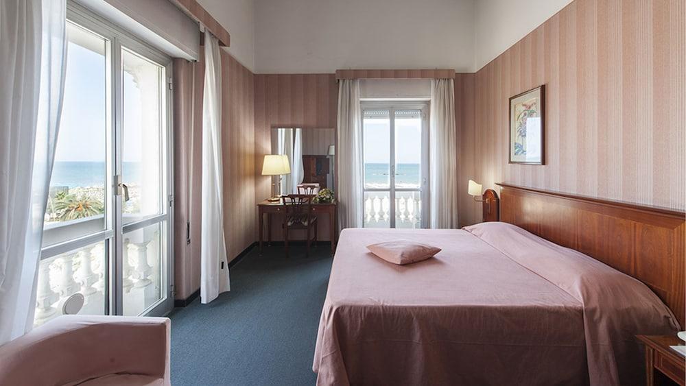 Hotel Esplanade Pescara Bagian luar foto